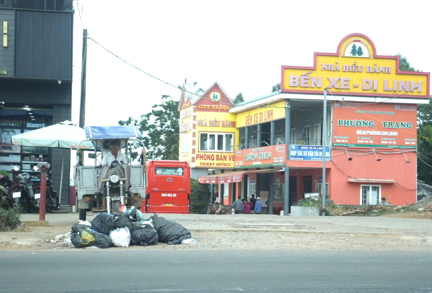 Rác sinh hoạt chất đống dọc quốc lộ 20 tại Lâm Đồng: Nguyên nhân và giải pháp - Ảnh 1. Rác sinh hoạt chất đống dọc quốc lộ 20 tại Lâm Đồng: Nguyên nhân và giải pháp - Ảnh 1.