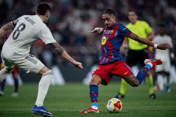 Raphinha dứt điểm mở tỷ số trận thắng Real 3-2 ở chung kết Siêu Cup Tây Ban Nha 2025 trên sân King Abdullah, Jeddah, Arab Saudi ngày 11/1. Ảnh: FC Barcelona