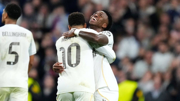 Vinicius (phải) mừng bàn trong trận Real 6-1 Monaco ở lượt bảy vòng bảng Champions League tối 20/1. Ảnh: AP