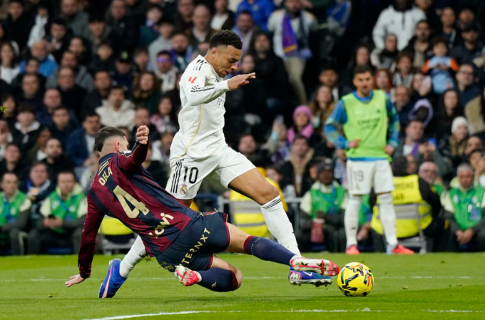 Tình huống Kylian Mbappe bị Adrian de la Fuente phạm lỗi, mang về quả phạt đền, trong trận Real thắng Levante 2-0 ở vòng 20 La Liga trên sân Bernabeu, Madrid, Tây Ban Nha ngày 17/1/2026. Ảnh: Reuters