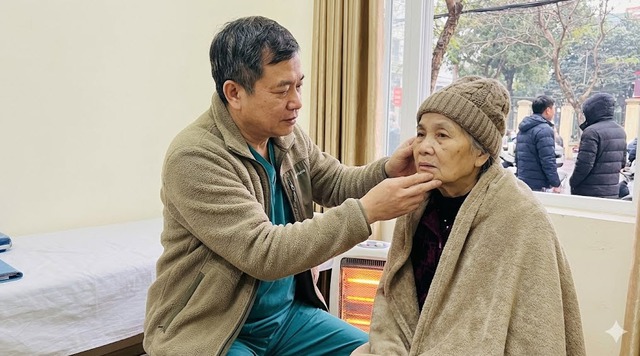 Liệt dây thần kinh số 7 ngoại biên trong những ngày miền Bắc rét sâu thường khởi phát đột ngột, tiến triển nhanh trong vòng 24-48 giờ. Hình minh họa