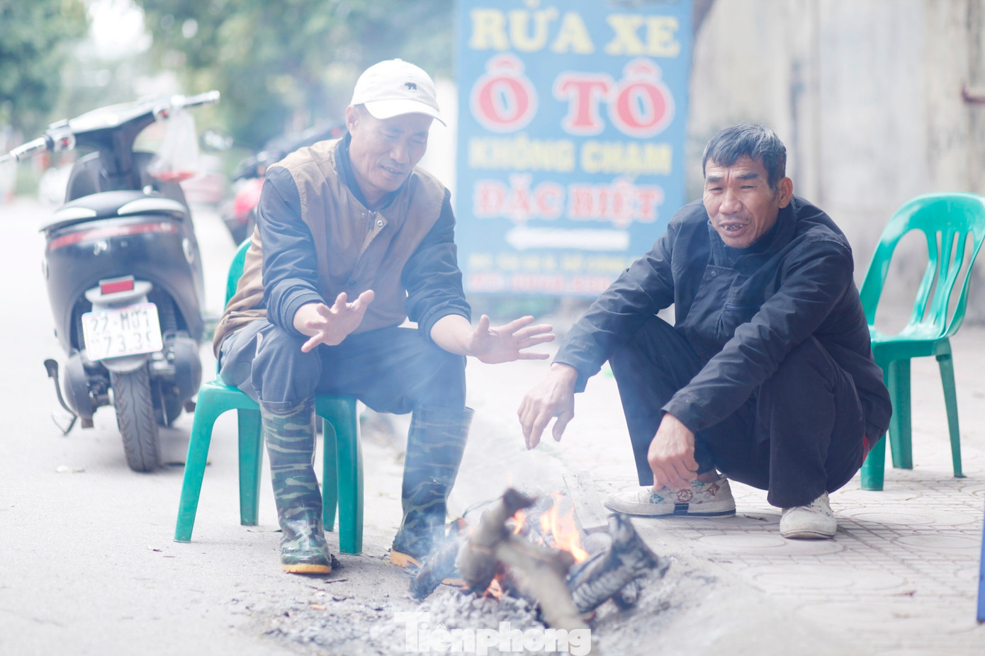 Rét không kém Sa Pa, dân Bắc Ninh đốt lửa, căng mình bảo vệ vật nuôi- Ảnh 1.