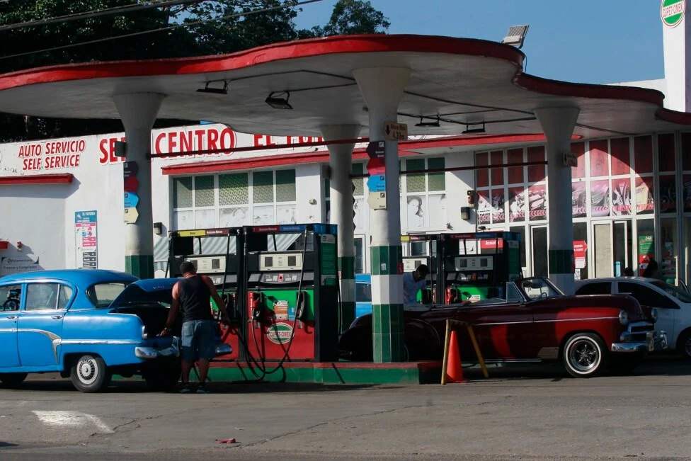 Các tài xế đổ xăng cho phương tiện, phần lớn là những mẫu xe rất cũ, tại một trạm nhiên liệu ở thủ đô Havana (Cuba). Ảnh: Jorge Luis Baños / IPS Rộ tin Mỹ tính phong tỏa toàn diện dầu mỏ vào Cuba, gây sức ép tối đa lên Havana.jpg