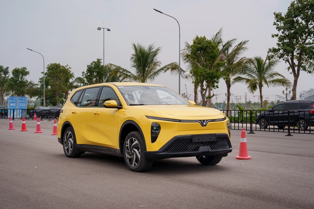 Rộ tin VinFast Limo Green sắp có bản “gia đình”, bổ sung nhiều trang bị - 1