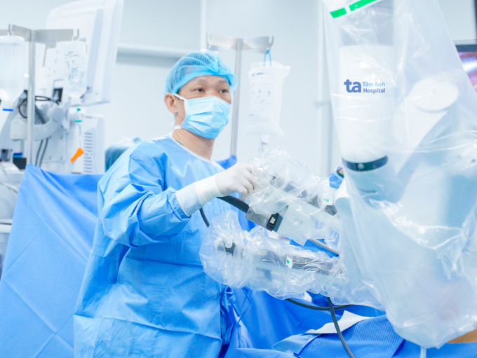 Bác sĩ Cương phẫu thuật cắt tuyến tiền liệt tận gốc bằng robot Da Vinci Xi cho người bệnh. Ảnh: Bệnh viện Đa khoa Tâm Anh