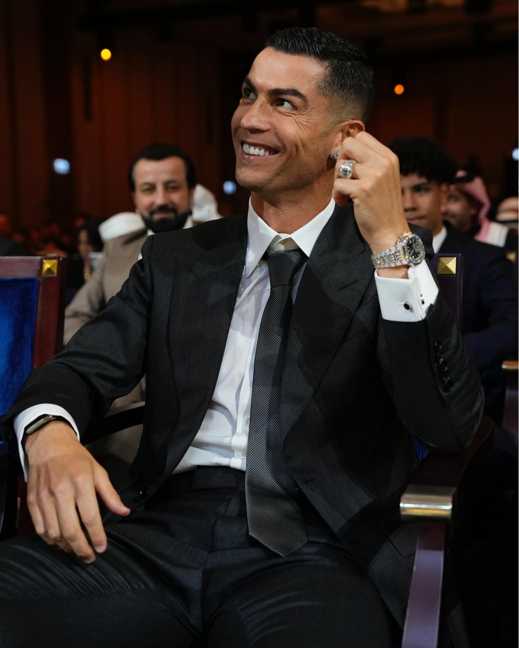 Ronaldo đeo đồng hồ kim cương giá hơn 19,5 tỷ đồng, giới mộ điệu trầm trồ - 1