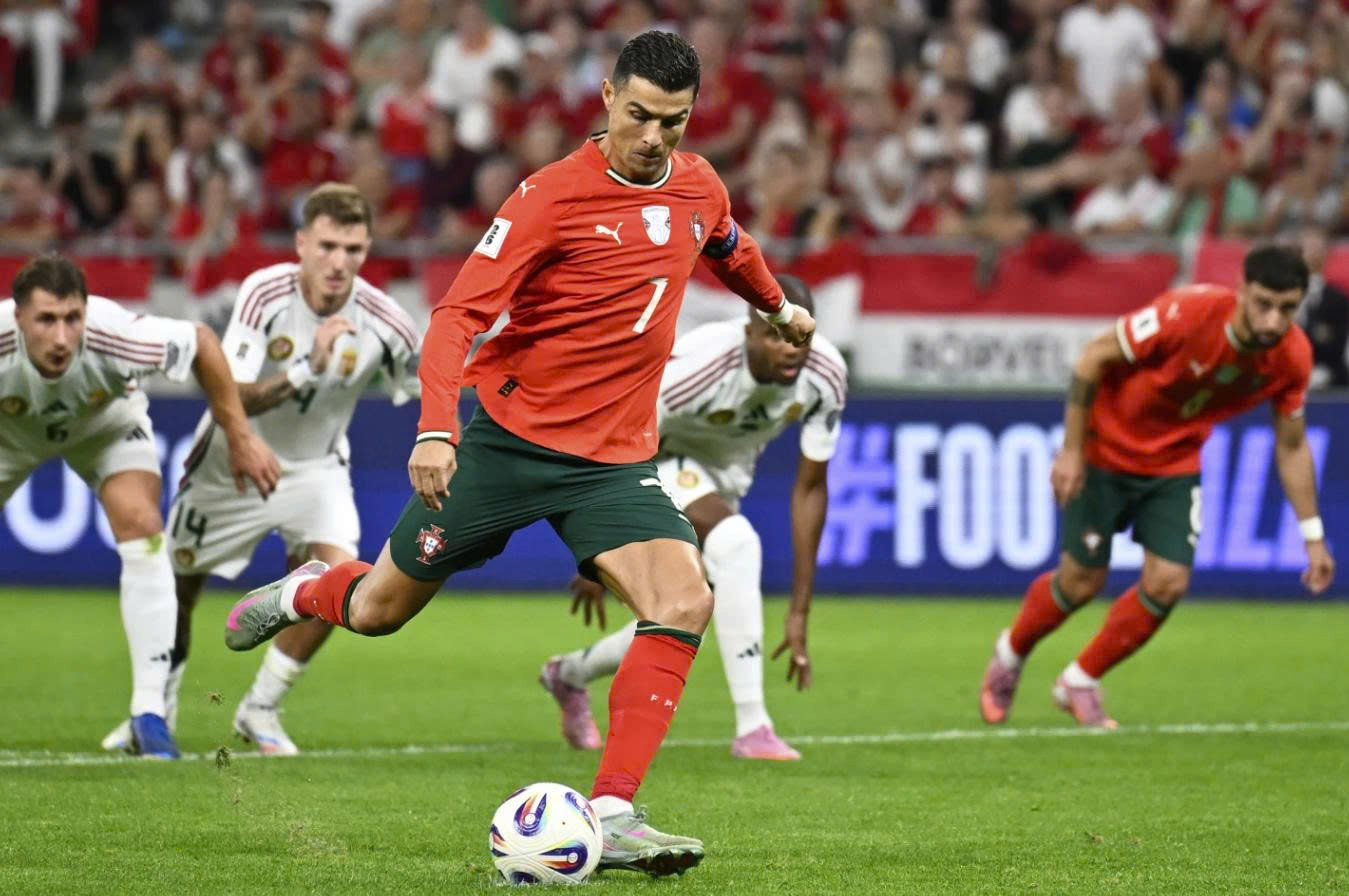 Ronaldo không còn “bất khả xâm phạm” ở tuyển Bồ Đào Nha - Ảnh 1.