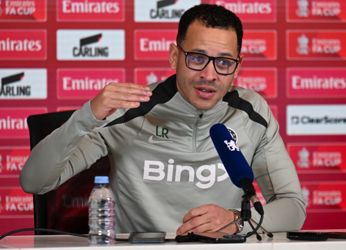 HLV Liam Rosenior phát biểu trong buổi họp báo trước trận Chelsea gặp Charlton Athletic ở vòng ba Cup FA ngày 9/1. Ảnh: Chelsea FC