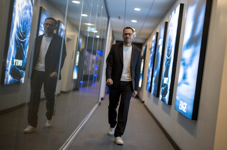 Rosenior ra mắt Chelsea, ký hợp đồng đến 2032 1 Rosenior ra mat Chelsea ky hop dong den 2032