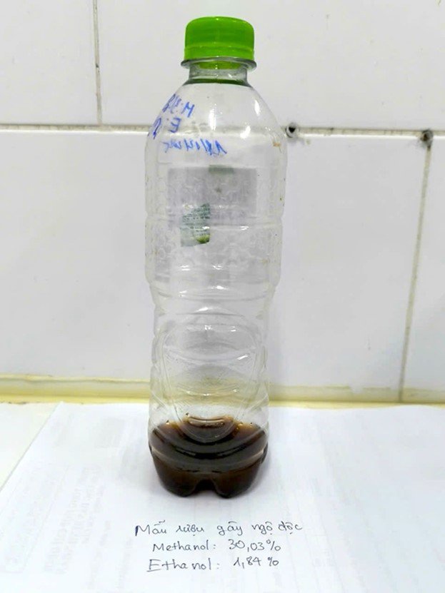 Mẫu rượu gây ngộ độc. Ảnh: Nguyên Hà