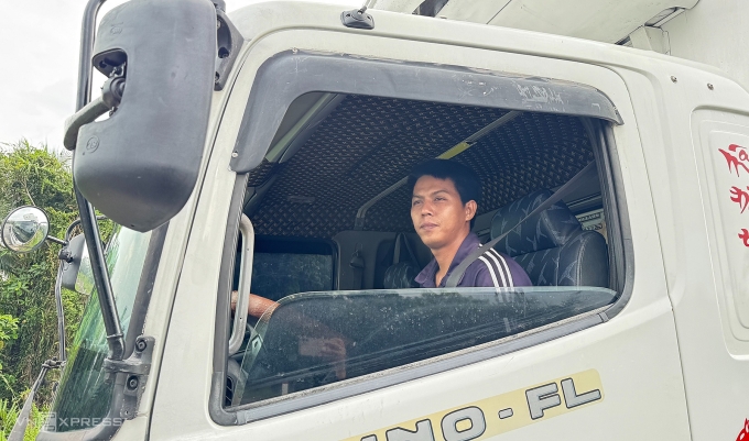 Tài xế Lê Minh Duy chạy xe trên tuyến cao tốc Cần Thơ – Cà Mau. Ảnh: Chúc Ly