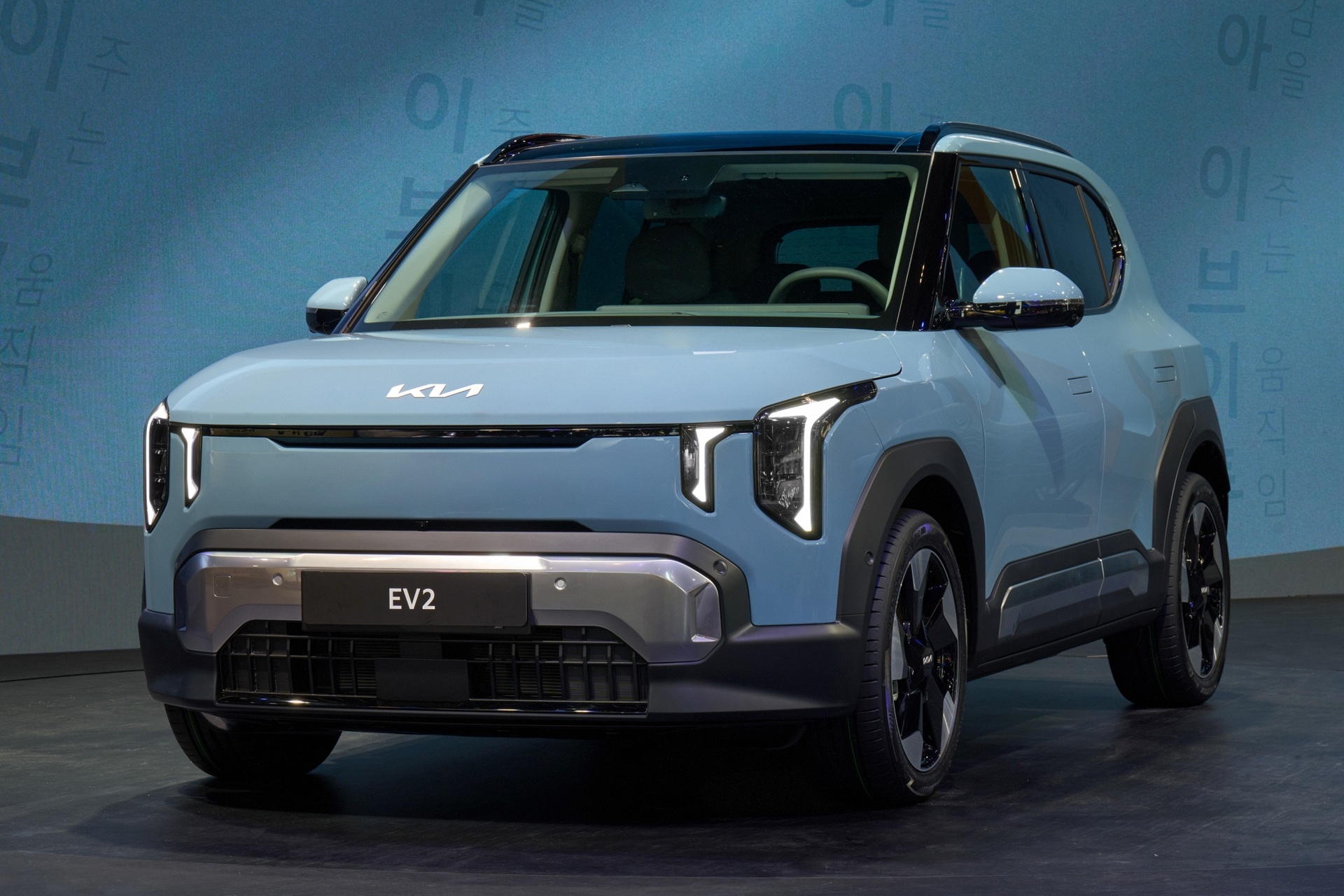 SUV điện rẻ nhất của Kia ra mắt, đi tối đa 450 km/lần sạc - 1