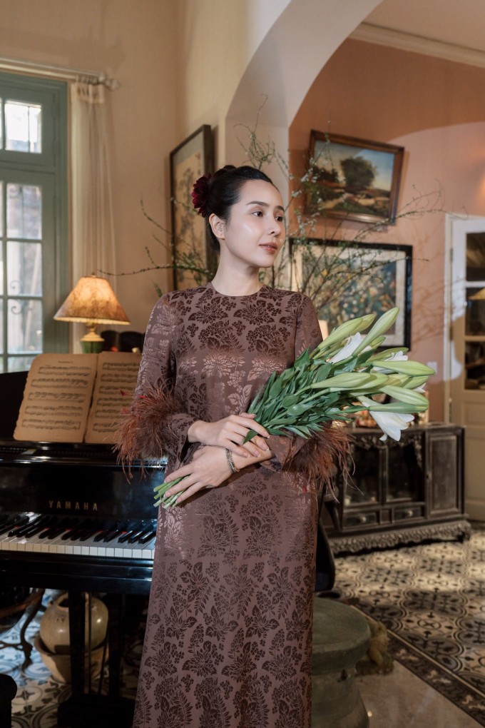 Lưu Hương Giang sinh năm 1983, nổi tiếng từ năm 2004 với cuộc thi Sao Mai điểm hẹn mùa đầu tiên. Sau hơn 20 năm làm nghề, cô ghi dấu ấn với các sản phẩm: Tôi là Lưu Hương Giang, Cải Bắp và Chuyển động... Không chỉ ca hát, cô còn có khả năng sáng tác, trong đó nổi bật là Quá yêu, Đừng ngoảnh lại...