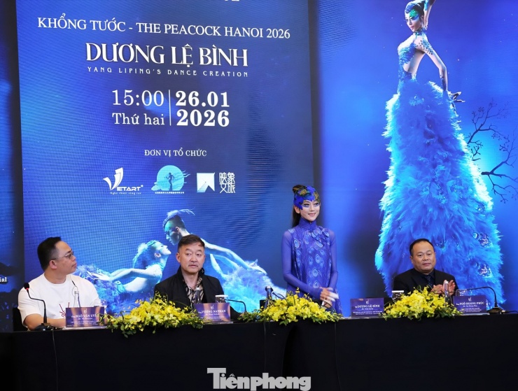 Chiều 26/1, họp báo giới thiệu vở vũ kịch Khổng tước - The Peacock Hanoi 2026 diễn ra ở Hà Nội. Sự kiện có sự góp mặt của nghệ sĩ múa Trung Quốc Dương Lệ Bình. Bà là tổng biên đạo, giám đốc nghệ thuật kiêm diễn viên đặc biệt của vở vũ kịch.