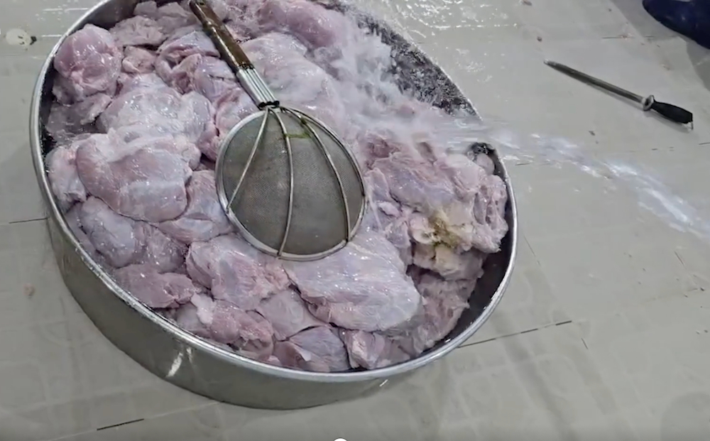 Vụ nghi đưa thịt hết hạn vào trường học: Sago Food bị kiểm tra, lộ 371kg thịt không rõ nguồn gốc- Ảnh 1.