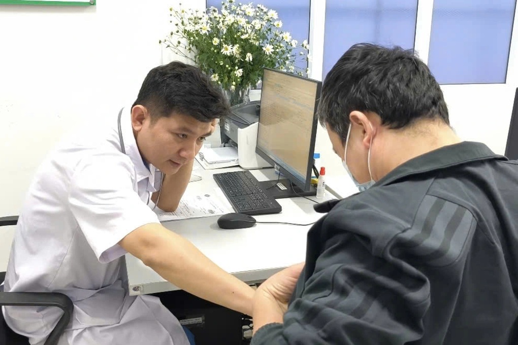 Sán dài 1m ngọ nguậy trong ruột người đàn ông thích ăn bò tái - 1