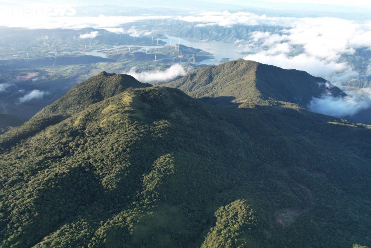 'Săn mây', ngắm cảnh đẹp hoang sơ trên 'nóc nhà' Quảng Trị ở dãy Trường Sơn - 1