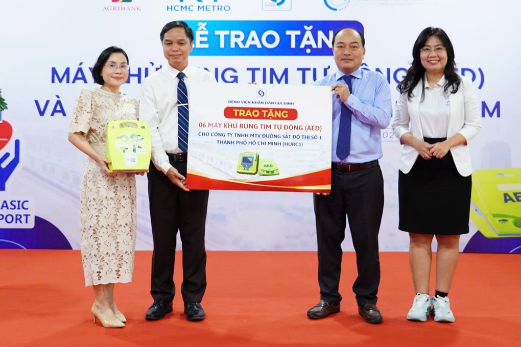Sẵn sàng xử lý tình huống khẩn cấp, ngừng tim đột ngột tại Metro số 1 - 1