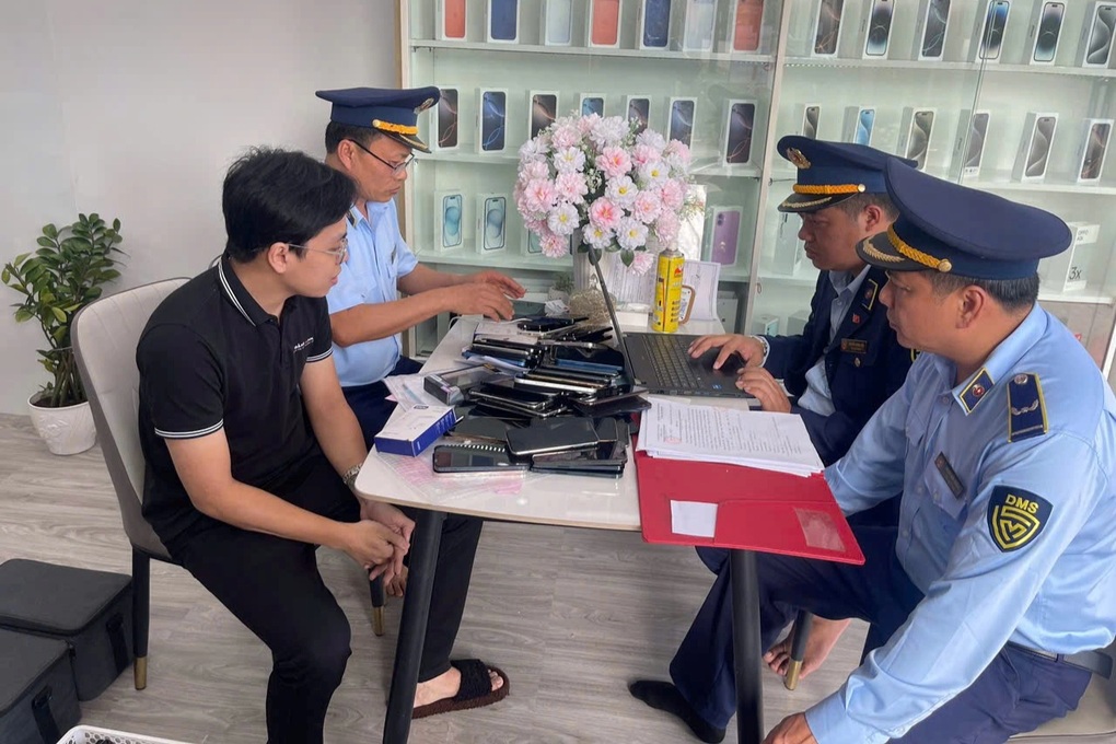 Sát Tết Bính Ngọ, loạt hộ kinh doanh bị phạt vì bán iPhone, hàng lậu - 1