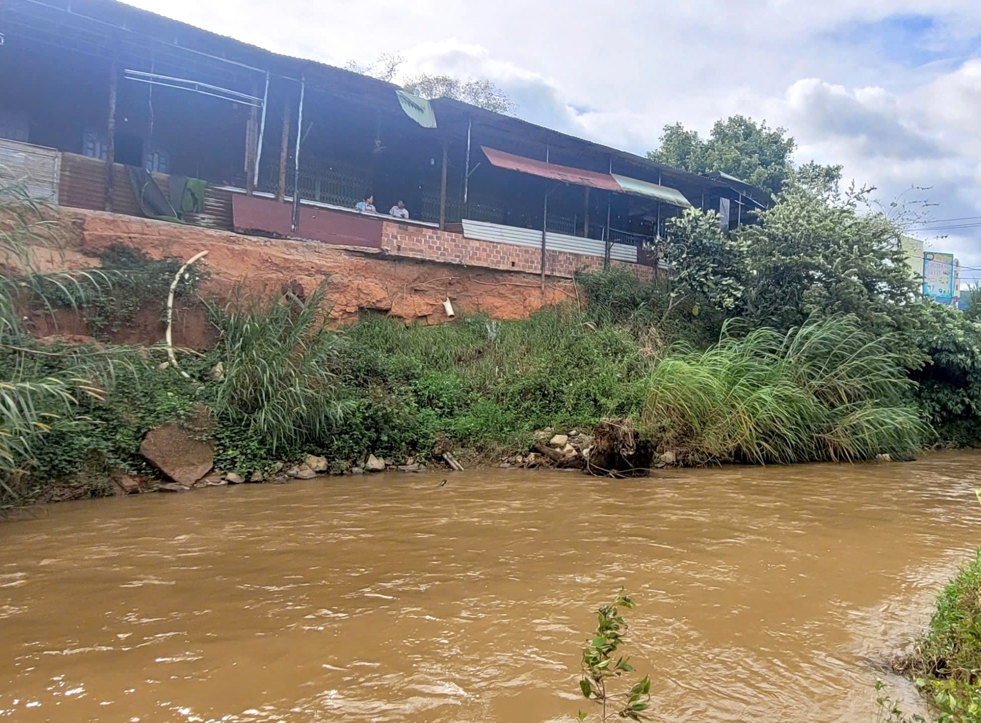 Sạt lở uy hiếp buôn làng - Ảnh 1.