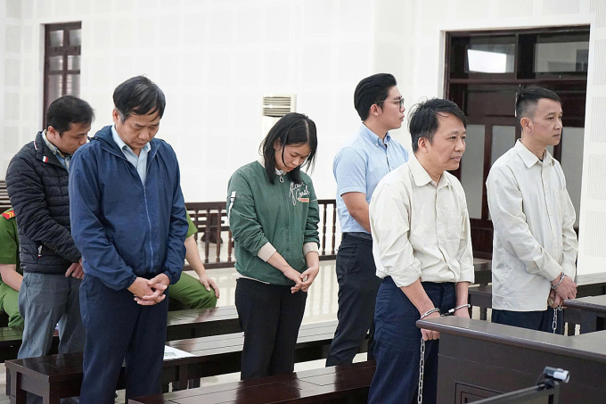 Nguyễn Sĩ Tiến (thứ 2 từ phải qua) cùng các đồng phạm tại phiên xét xử. Ảnh: Hồng Chi