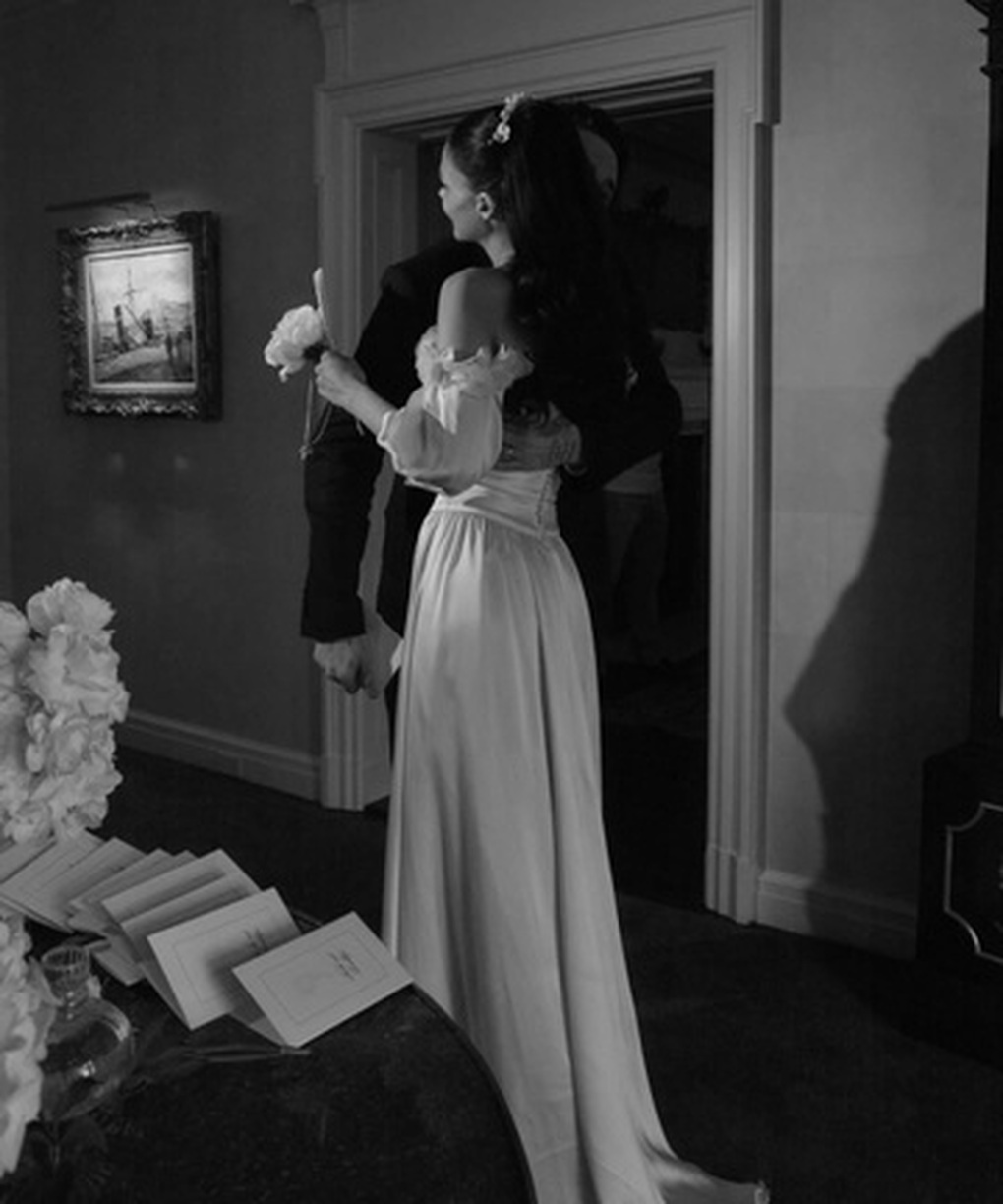 Sau tối hậu thư dành cho bố mẹ, Brooklyn Beckham tiếp tục nịnh vợ - 2