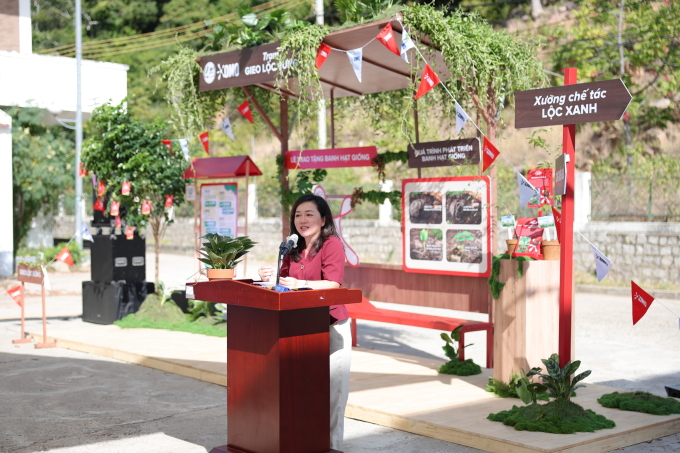 Bà Lê Thị Hồng Nhi, Phó tổng giám đốc Truyền thông, đối ngoại và phát triển bền vững của Unilever Việt Nam, phát biểu tại sự kiện hôm 16/1. Ảnh: Ban tổ chức cung cấp