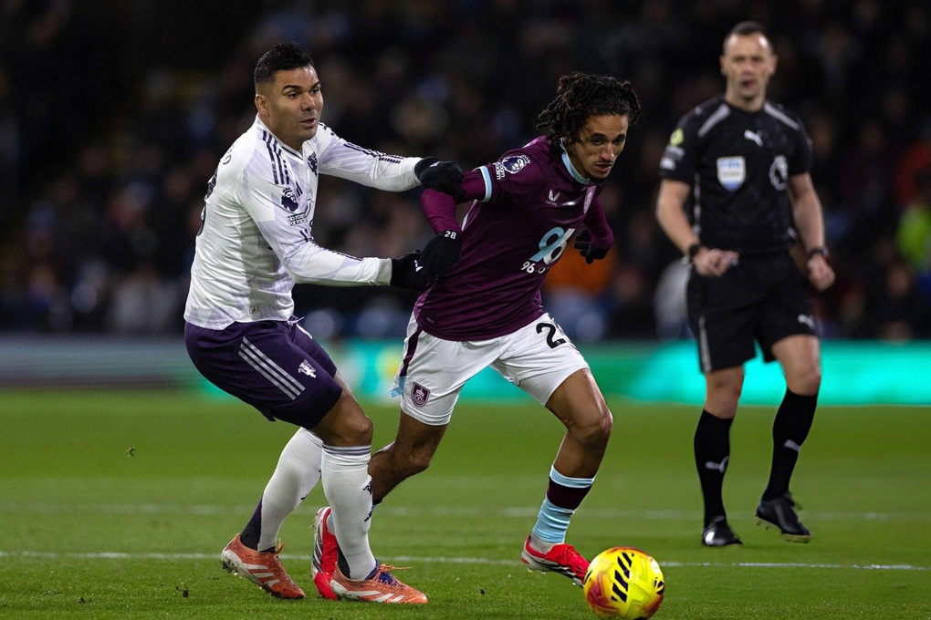Sesko lập cú đúp, Man Utd đánh rơi chiến thắng trước Burnley - 1