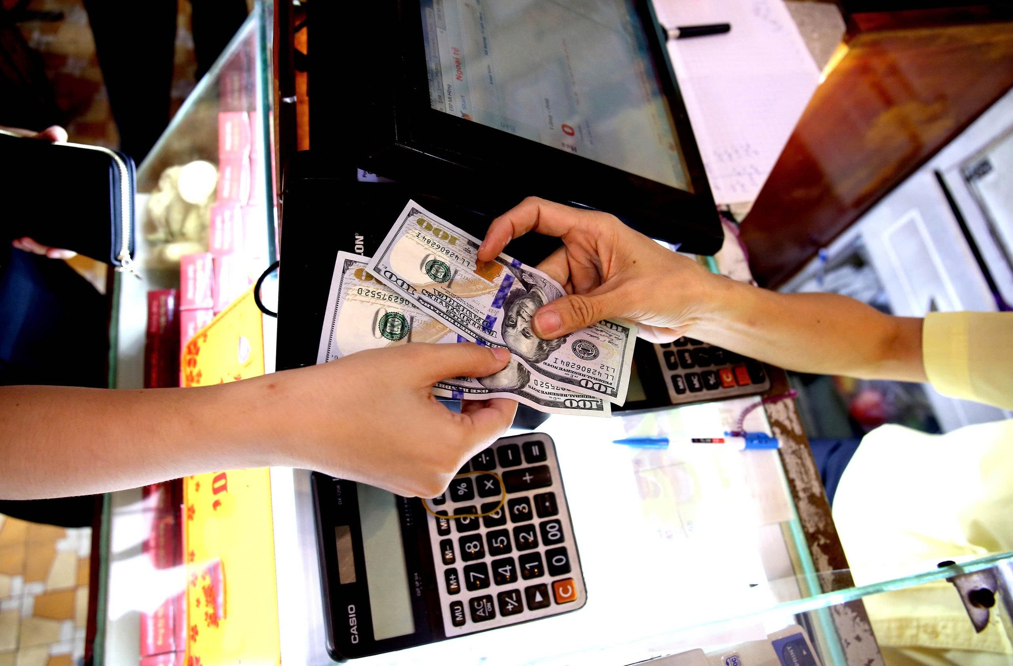 Siết mua, bán ngoại tệ trái phép- Ảnh 1. Siết mua, bán ngoại tệ trái phép- Ảnh 1.