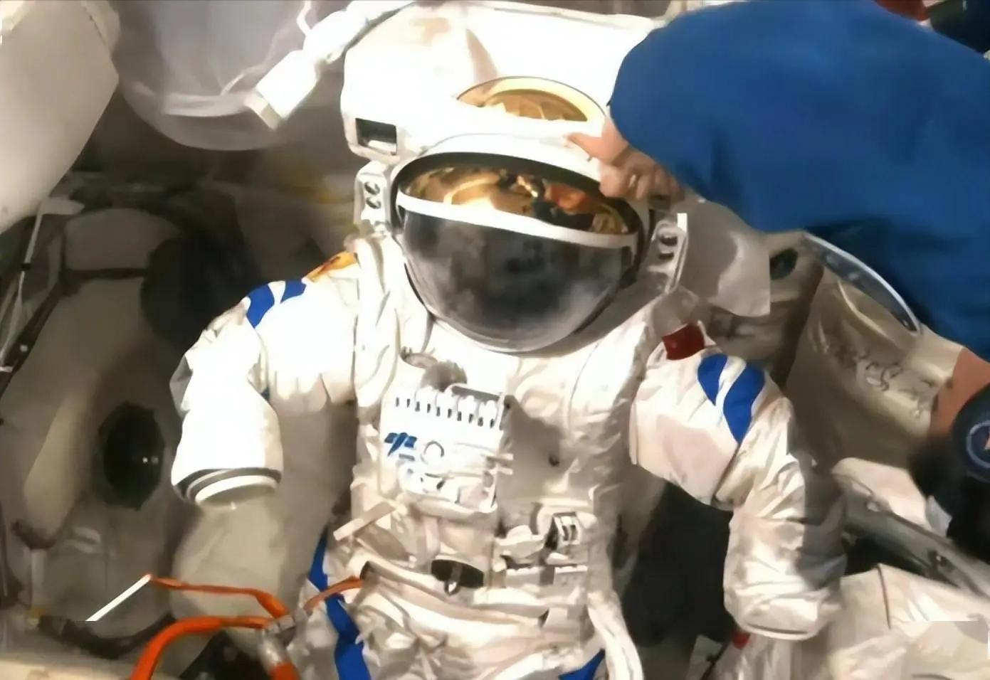 Siêu phẩm của Trung Quốc đáp mặt đất, mang về một 