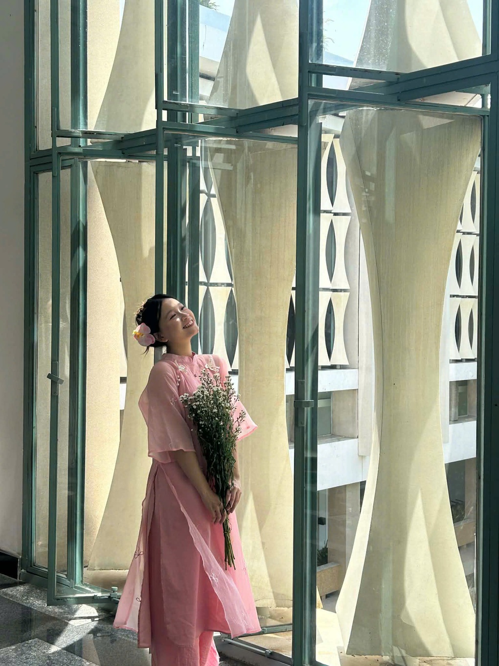 Sinh viên chụp ảnh áo dài Tết: “Sống ảo” hay giữ truyền thống? - 1