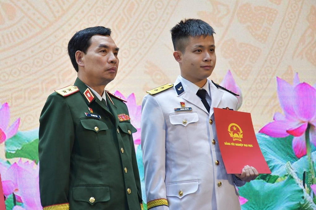 Sinh viên tốt nghiệp xuất sắc vào quân đội được phụ cấp lên đến 250% lương - 1