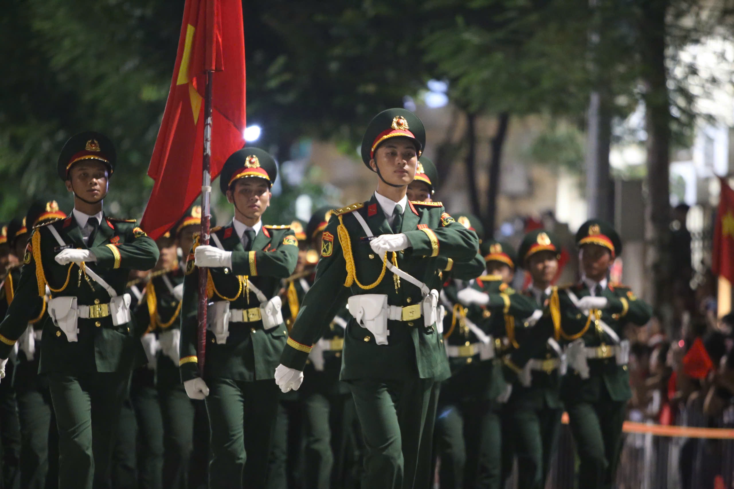 Sinh viên xuất sắc vào biên chế Quân đội hưởng phụ cấp tăng thêm 250 % lương - Ảnh 1.