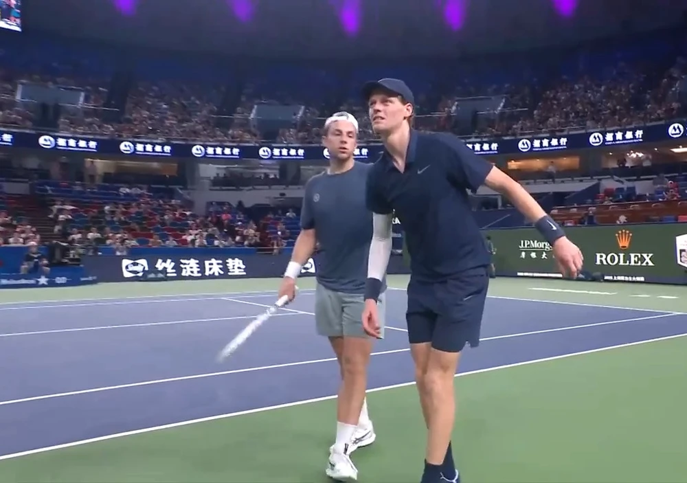 Đương kim vô địch Sinner khập khiễng rời sân. Ảnh: TENNISTV Sinner đầu hàng giải Thượng Hải Masters