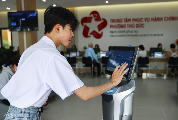 Giờ làm việc tại Trung tâm phục vụ hành chính công phường Thủ Đức, TP HCM, tháng 7/2025. Ảnh: Như Quỳnh