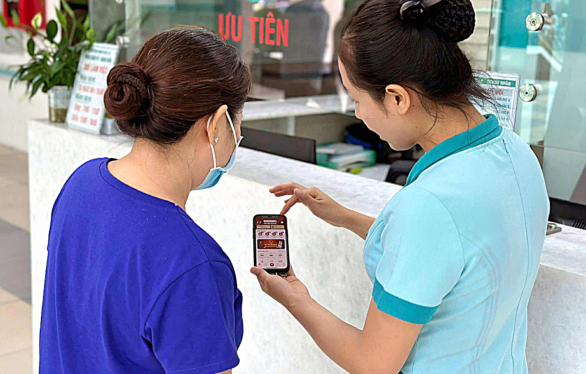 Sổ sức khỏe điện tử trên VNeID chính thức thay thế sổ giấy trong thủ tục hành chính - Ảnh 1. VNeID - Ảnh 1.