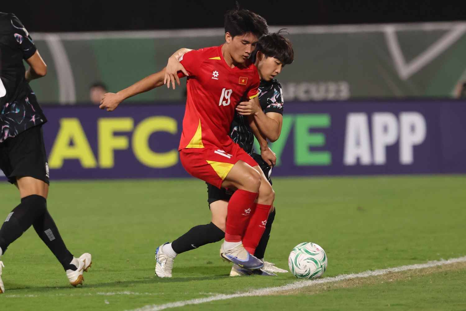 'Mỹ ơi cố lên': Soái ca U.23 Việt Nam được ban huấn luyện hét cổ vũ trận tranh HCĐ, là ai?- Ảnh 1.