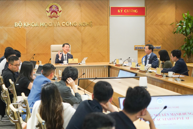 Bộ trưởng Nguyễn Mạnh Hùng trong buổi gặp gỡ các startup AI tại Việt Nam, ngày 16/1/2026. Ảnh: Lưu Quý