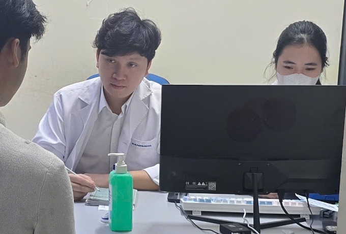 Bác sĩ Khải đang thăm khám cho bệnh nhân có dấu hiệu rối loạn cương, suy giảm ham muốn, ngày 13/1. Ảnh: Bác sĩ cung cấp