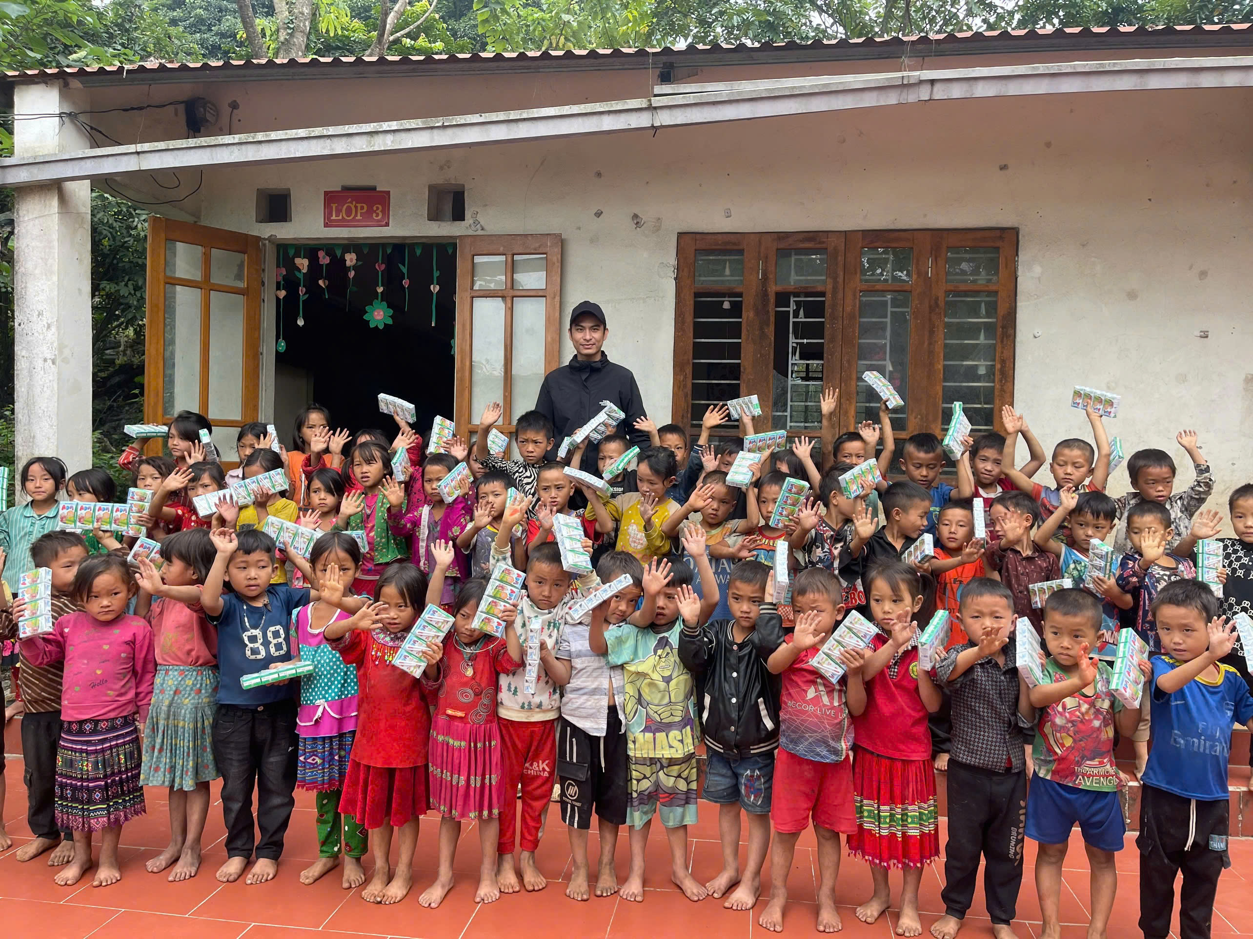 Sứ giả của nụ cười 1 Cuộc thi viết “LÒNG TỐT QUANH TA”: Sứ giả của nụ cười - Ảnh 1.