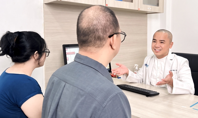 Bác sĩ Duy tư vấn cho bệnh nhân. Ảnh: Lâm Anh