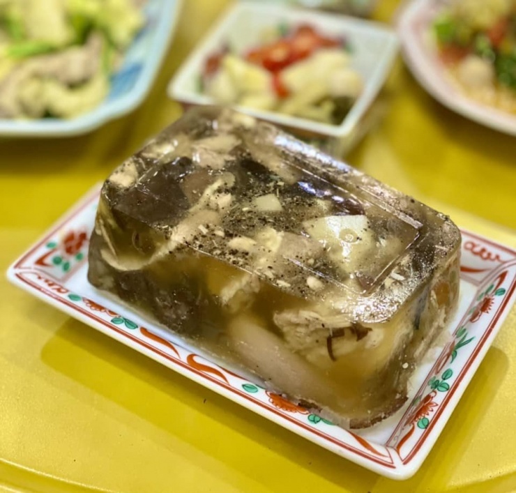 Món thịt đông mát miệng, dễ ăn nhưng không phải ai cũng nên sử dụng. Ảnh: Vĩnh Quyên 