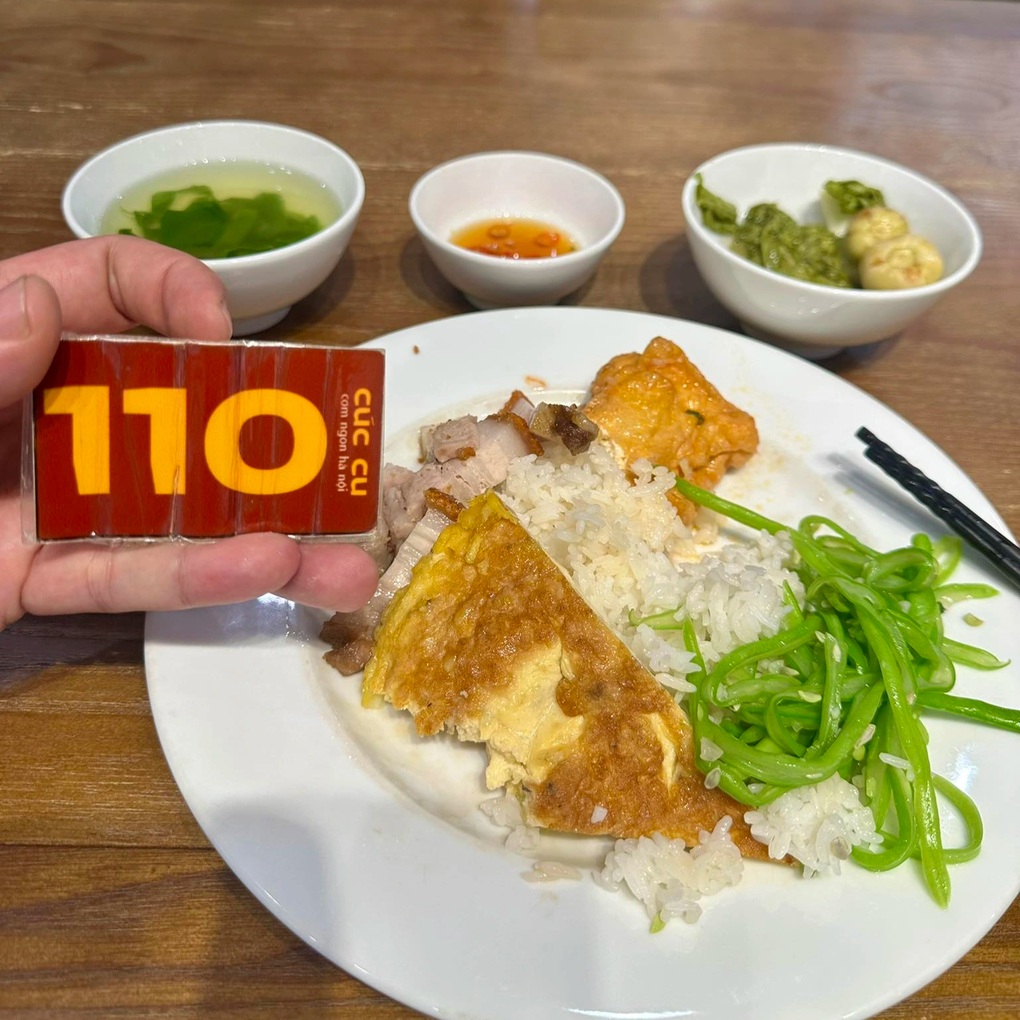 Suất cơm bình dân 110.000 đồng ở Hà Nội, khách gọi xong choáng với giá - 1