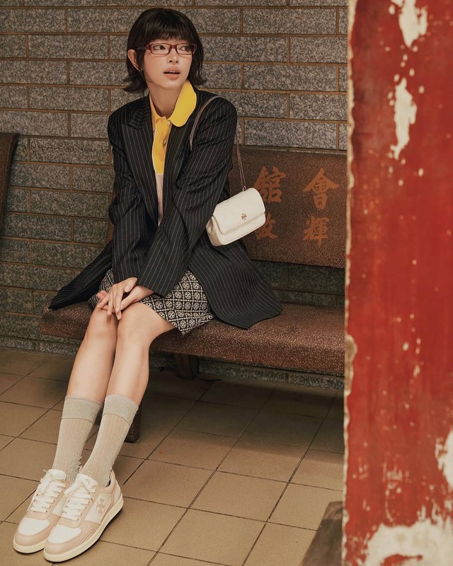 Sức hút từ chiếc túi đeo vai nắp gập không bao giờ lỗi mốt- Ảnh 1.