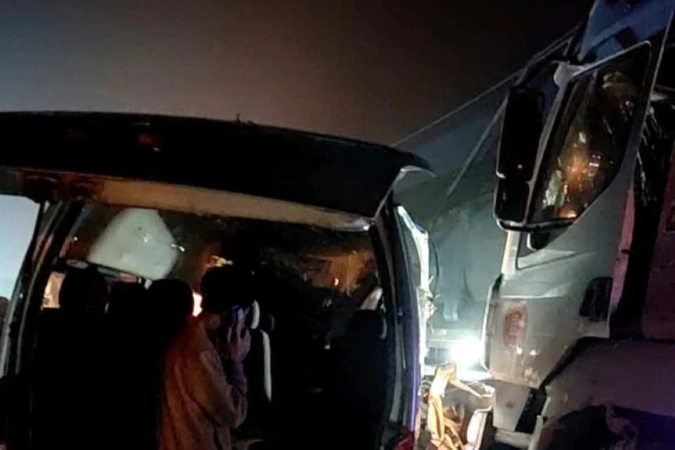 Lực lượng chức năng điều tra nguyên nhân vụ tai nạn giao thông nghiêm trọng. Ảnh: CTV cao-toc.jpg