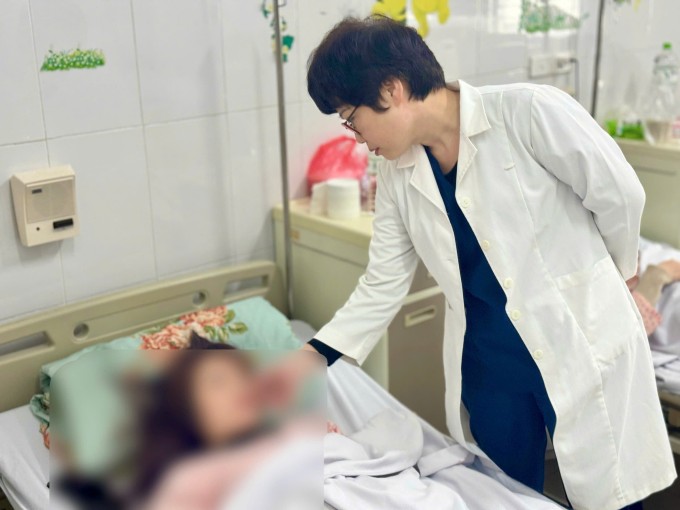 Bệnh nhân được bác sĩ theo dõi sức khỏe sau khi cấp cứu. Ảnh: BVCC