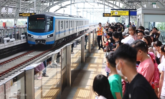 Khách đi metro Bến Thành - Suối Tiên, tuyến đầu tiên đưa vào khai thác ở TP HCM. Ảnh: Quỳnh Trần