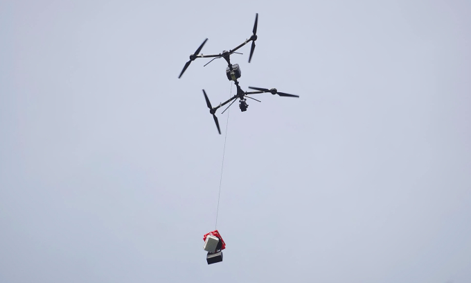 UAV của Công ty cổ phần Real - Time Robotics Việt Nam chở các gói hàng tại buổi thử nghiệm sáng 5/1. Ảnh: An Phương