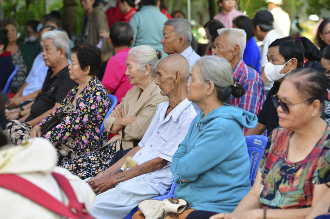 Gần 200 người cao tuổi tại phường An Phú Đông được tiêm vaccine cúm miễn phí, sáng 29/1. Ảnh: Mỹ Ý