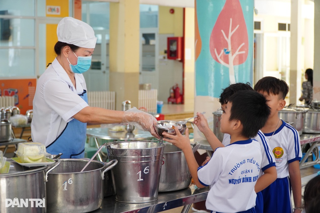 TPHCM: Không dùng dầu chiên lại, đồ nhựa một lần trong bữa ăn bán trú - 1